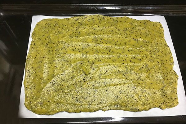 پهن کردن پوره لواشک کیوی در سینی 