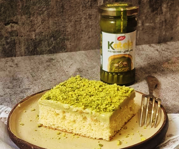 کیک سه شیر با کاطلا پسته