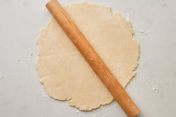 باز کردن خمیر پای برای تهیه پای کدو حلوایی