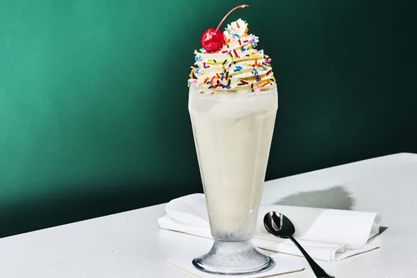 میلک شیک وانیل تزیین شده در لیوان