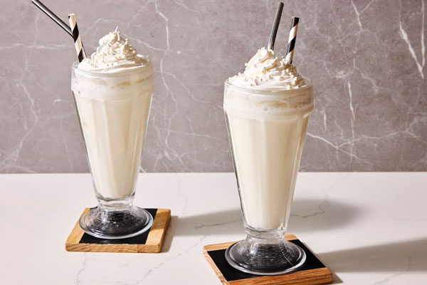 میلک شیک وانیل با خامه