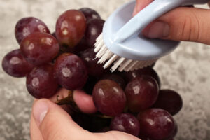 شستن انگور با فرچه برای کشمش