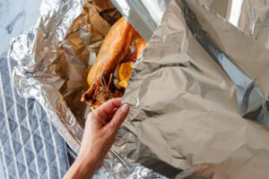 پیچیدن ژیگو بوقلمون پخته شده در فویل برای استراحت