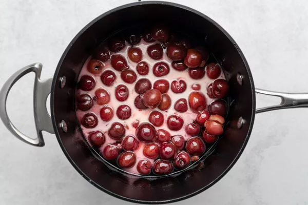 اضافه کردن نشاسته ذرت به سس گیلاس