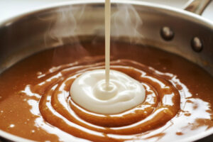 اضافه کردن خامه صبحانه گرم به کارامل