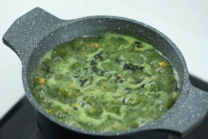 اضافه کردن سبزی به آش ترخینه اراکی