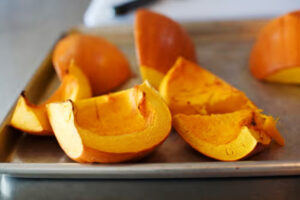 بیرون آوردن کدو حلوایی از فر برای تهیه پوره