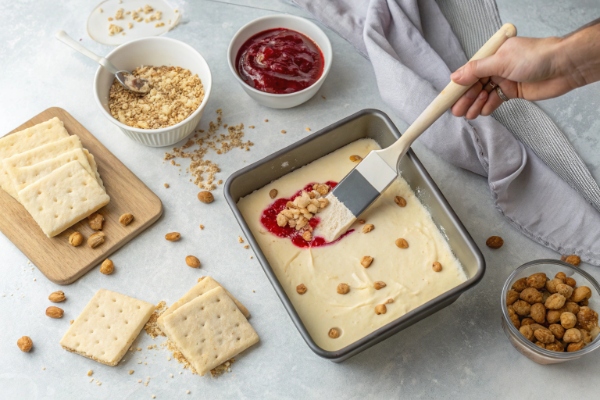 قرار دادن بیسکویتهای خردشده روی لایه میانی روکر انار