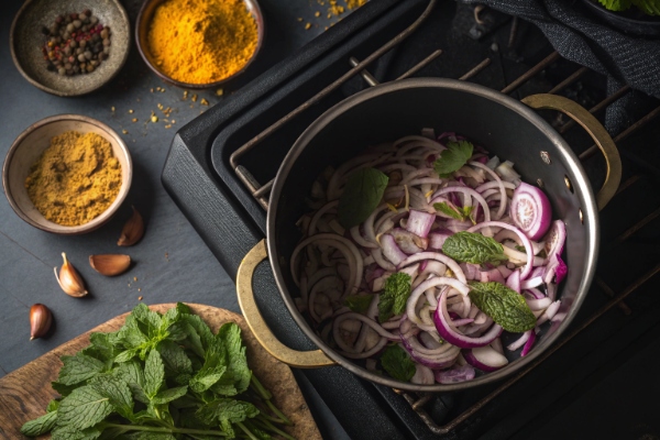 تفت دادن پیاز و آمادهسازی پایهی آش شلغم با بلغور گندم