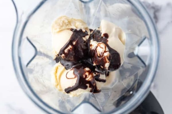 مخلوط کردن بستنی وانیلی با سایر مواد