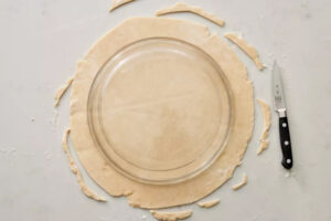 برش خمیر پای برای تهیه پای کدوحلوایی