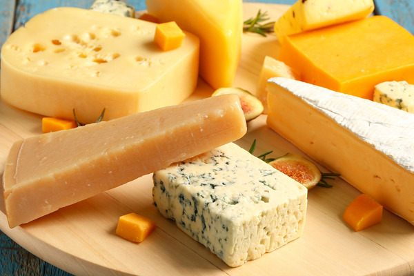 یک سینی از انواع پنیر