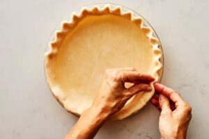 فرم دادن به لبه خمیر پای کدو حلوایی