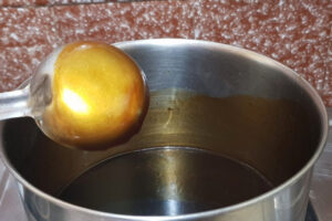 هم زدن شربت سس قهوه