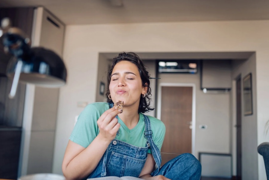 فواید خوردن آگاهانه یا تغذیه آگاهانه- زنی در حال خوردن آگاهانه