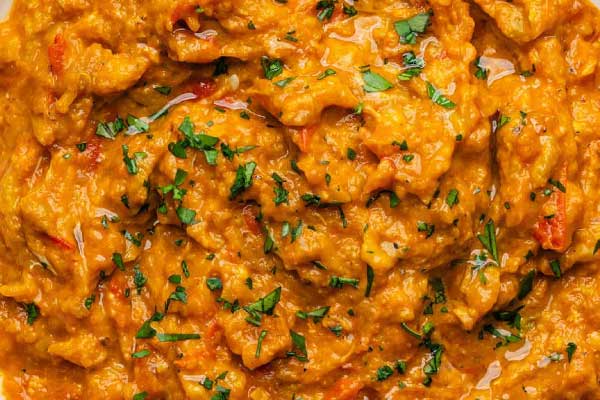 اضافه کردن تخم مرغ به میرزا قاسمی