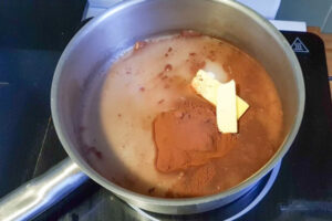 مخلوط کردن مواد برای تهیه سس کیک خیس