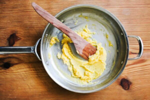 مخلوط کره و آرد تفت داده شده در تهیه سس بشامل