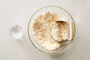 مخلوط کردن آرد و کره سرد در تهیه پای کدو حلوایی