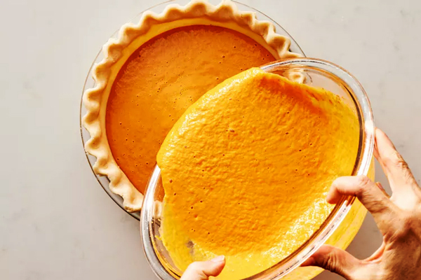 ریختن پوره کدو حلوایی در پوسته پای