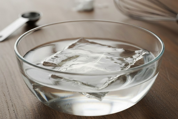 آماده کردن ژلاتین برای تهیه خامه کاراملی