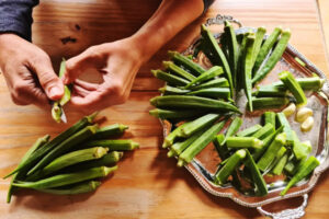 جدا کردن سر بامیه ها برای تهیه خورشت بامیه با تمبر هندی