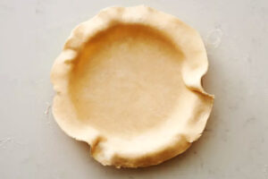 انداختن خمیر پای کدو حلوایی در قالب