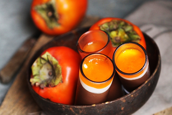 موس شکلات و خرمالو در کنار خرمالوی تازه