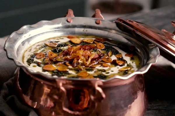 آش ترخینه کرمانشاهی با تزئین کشک و نعناداغ