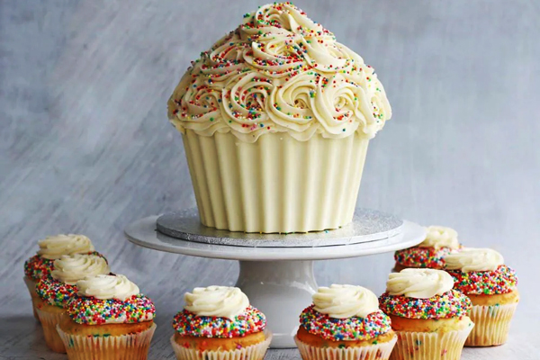 باگر کیک با تزئین خامه و ترافل