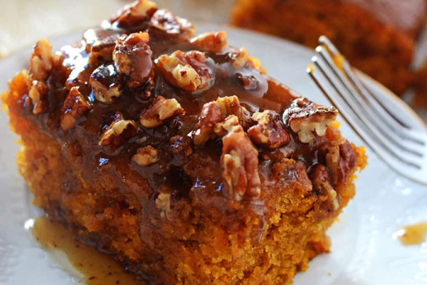 سرو کیک کدو حلوایی با گردو