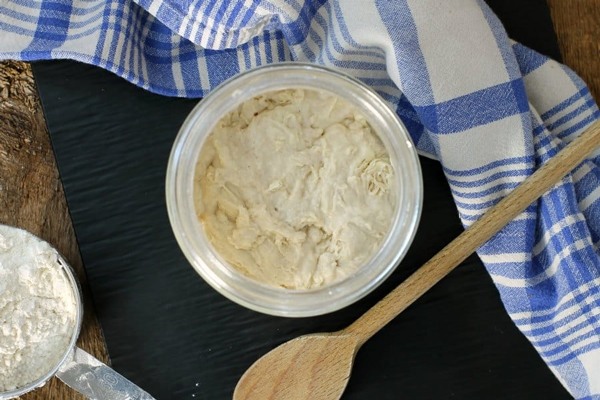 یک کاسه خمیر ترش آماده شده