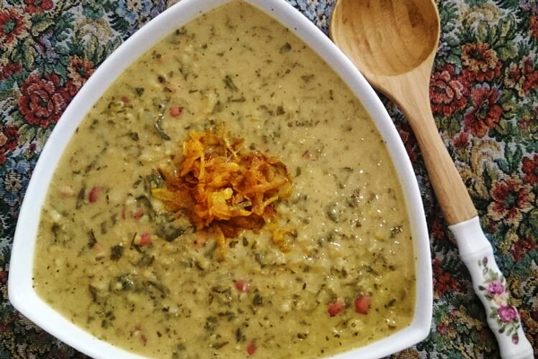 سرو آش ترخینه اراکی با تزئین پیازداغ کاراملی