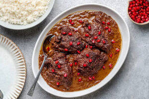 خورشت فسنجون با مرغ با تزئین انار