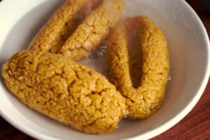 خیساندن ترخینه برای تهیه آش ترخینه اراکی