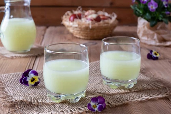 آب پنیر یا وی در لیوان