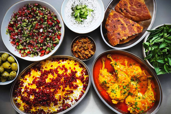 زرشک پلو با مرغ مجلسی با مخلفات 