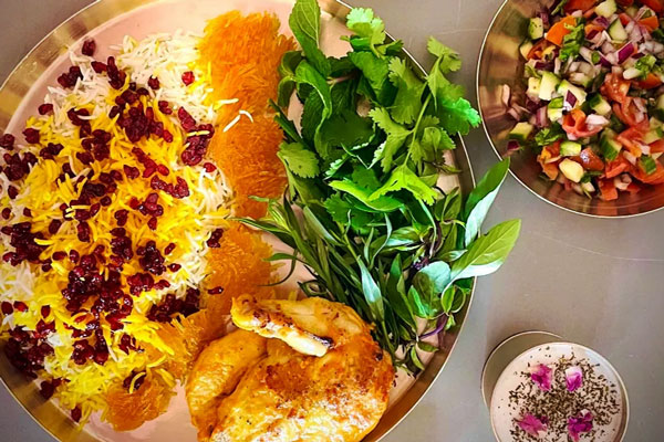 زرشک پلو با مرغ مجلسی همراه سالاد شیرازی 