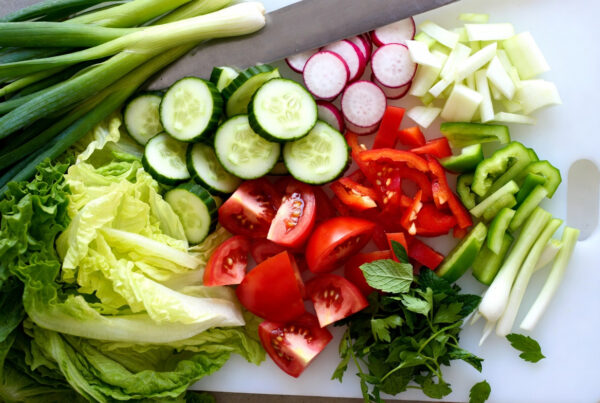 شستن سبزیجات در سالاد فتوش عربی