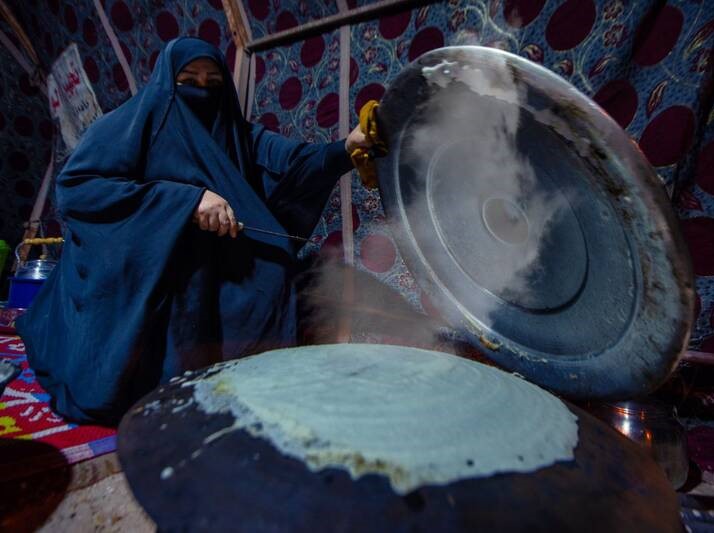 زنان عربی در حال پخت نان 