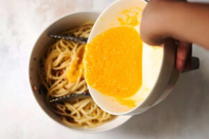 اضافه کردن سس کاربونارا به اسپاگتی