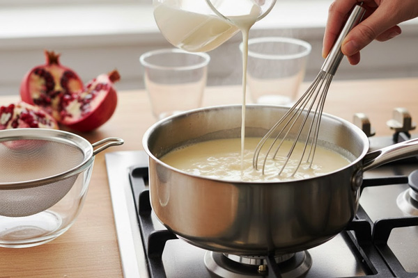 اضافه کردن شیر به مخلوط پاناکوتا انار