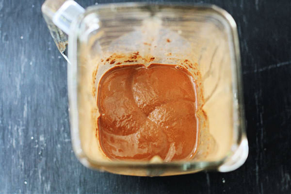 میلک شیک موز و شکلات در مخلوط کن