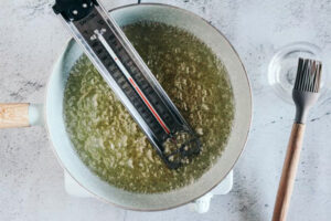 جوشیدن شربت کریستالی آبنبات عصایی