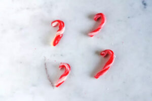 فرم دادن آبنبات به شکل عصا