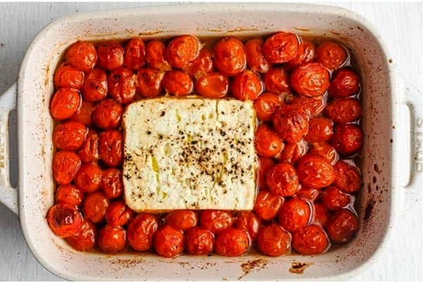 گوجه گیلاسی و پنیر فتا پخته شده در فر برای تهیه پاستا گوجه