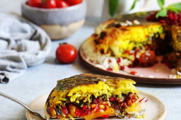 ته چین اسفناج و مرغ با زرشک 