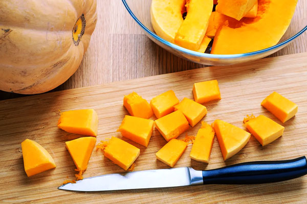 خرد کردن کدو حلوایی با چاقو 