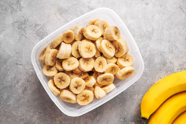موز خرد شده در ظرف پلاستیکی
