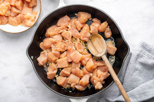 پخت مرغ و پیاز در تابه برای تهیه ته چین مرغ و بادمجان